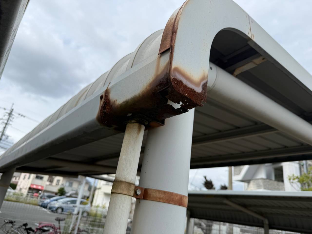 徳島市にて自転車置場の雨樋補修と塗装工事